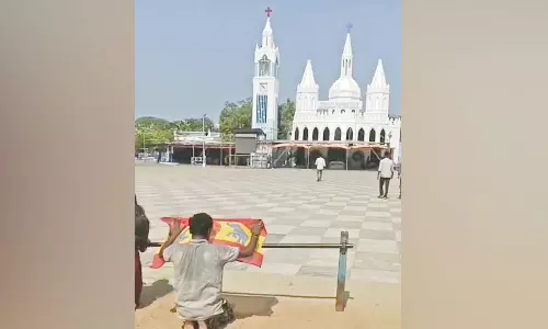 விஜய் முதலமைச்சராக வேண்டும் - முழங்காலால் மண்டியிட்டு வேளாங்கண்ணியில் வழிபாடு செய்த த.வெ.க. தொண்டர்