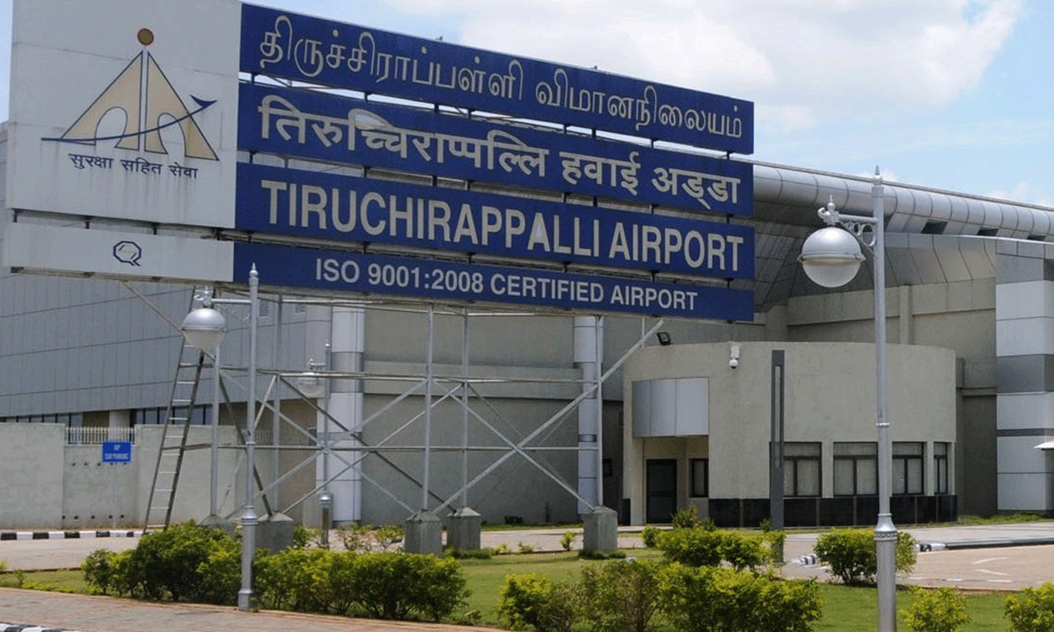 திருச்சியில் இருந்து துபாய்க்கு செல்ல வேண்டிய விமானம் நிறுத்தி வைப்பு- பயணிகள் அவதி