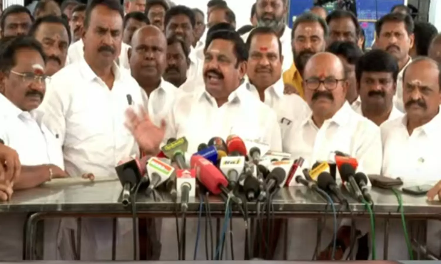 இரட்டை வேடம் போடும் கட்சி தி.மு.க. - எடப்பாடி பழனிசாமி ஆவேசம் இரட்டை வேடம் போடும் கட்சி தி.மு.க. - எடப்பாடி பழனிசாமி ஆவேசம்