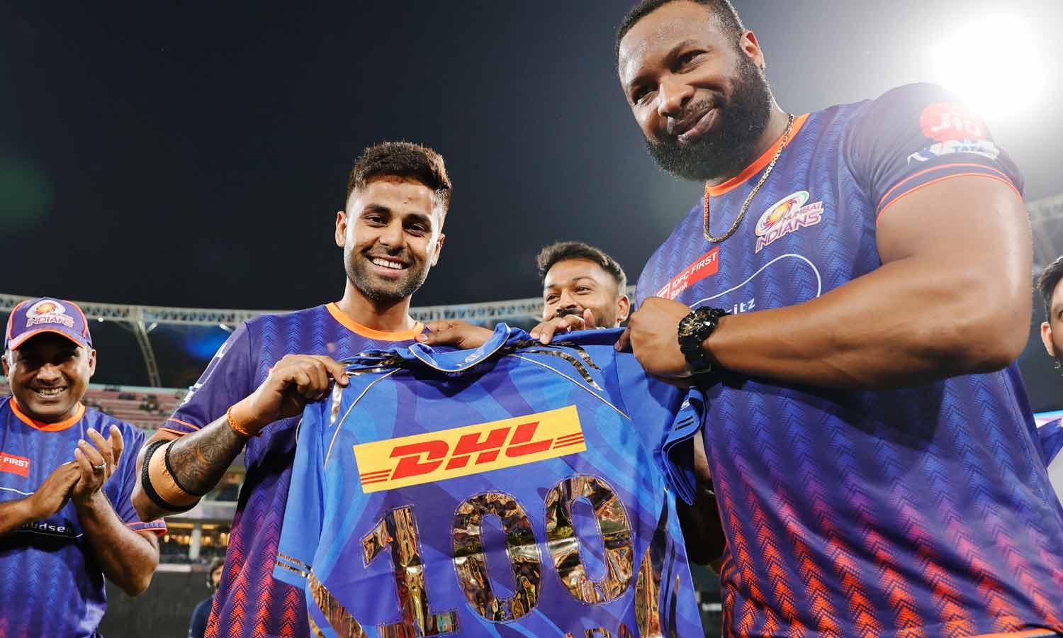 MI-க்காக 100-வது போட்டியில் களமிறங்கிய 8-வது வீரர்: SKY-க்கு டிசர்ட் வழங்கி பொல்லார்ட் வாழ்த்து MI-க்காக 100-வது போட்டியில் களமிறங்கிய 8-வது வீரர்: SKY-க்கு டிசர்ட் வழங்கி பொல்லார்ட் வாழ்த்து