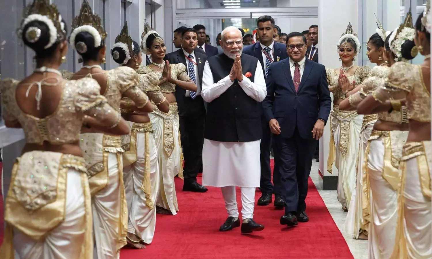 பிம்ஸ்டெக் உச்சிமாநாடு நிறைவு: இலங்கை சென்றடைந்தார் பிரதமர் மோடி பிம்ஸ்டெக் உச்சிமாநாடு நிறைவு: இலங்கை சென்றடைந்தார் பிரதமர் மோடி