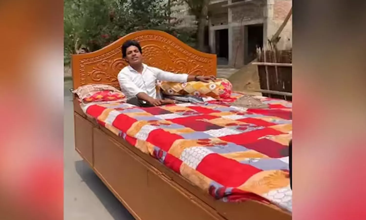 காராக மாறிய கட்டில் மெத்தை - நடுரோட்டில் ஓட்டி அசத்திய வாலிபர் - வைரல் வீடியோ காராக மாறிய கட்டில் மெத்தை - நடுரோட்டில் ஓட்டி அசத்திய வாலிபர் - வைரல் வீடியோ