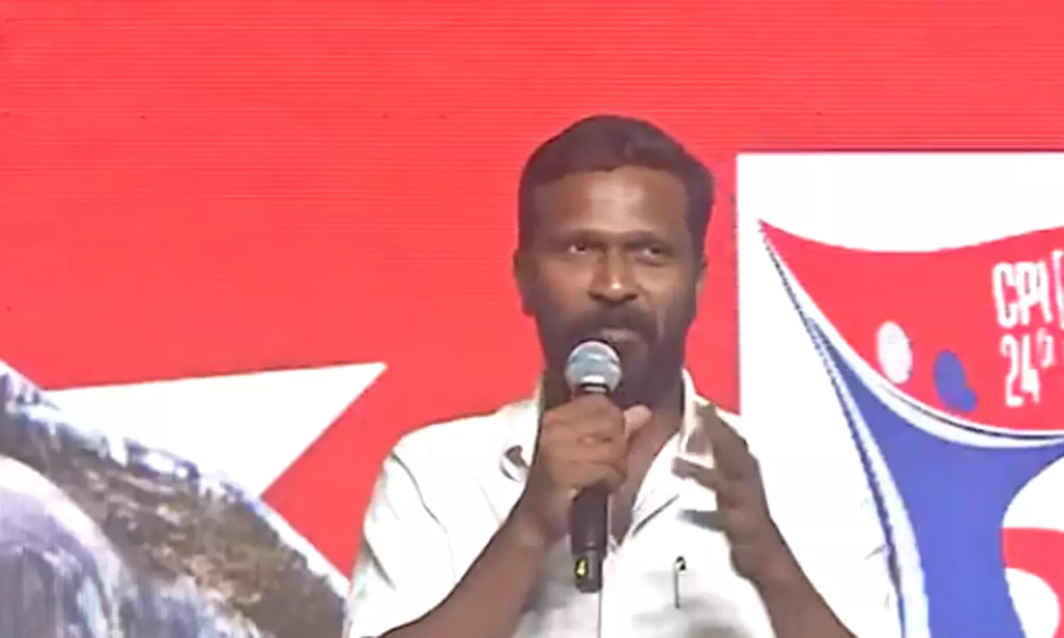 விடுதலைக்கு முன்பு சினிமா மாணவன்... இப்போது மார்க்சிஸ்ட் மாணவன் - இயக்குனர் வெற்றிமாறன் விடுதலைக்கு முன்பு சினிமா மாணவன்... இப்போது மார்க்சிஸ்ட் மாணவன் - இயக்குனர் வெற்றிமாறன்