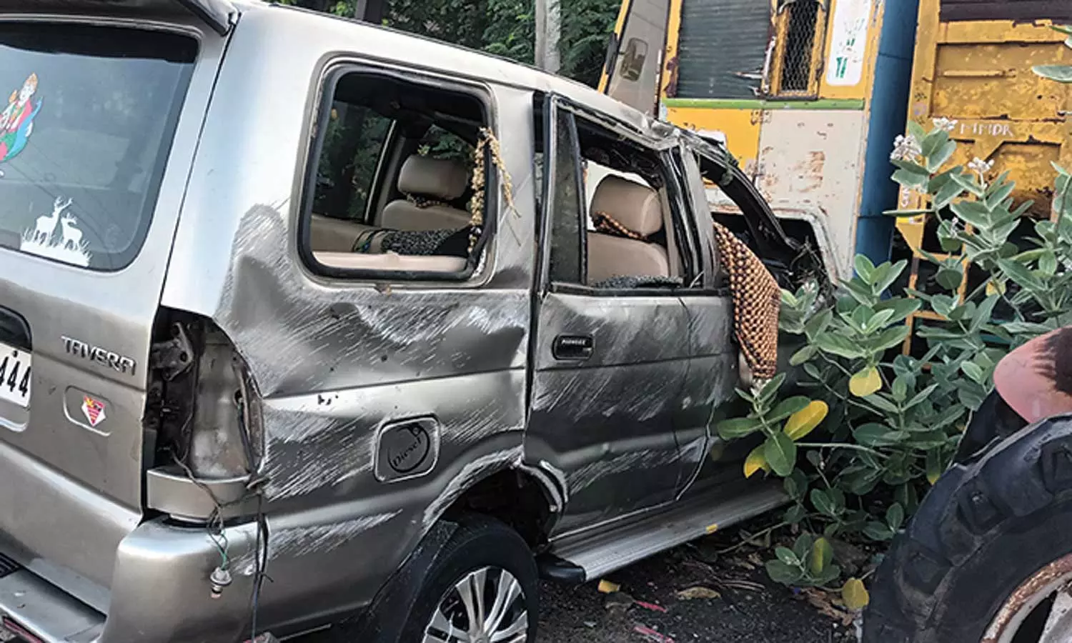 எட்டயபுரம் அருகே விபத்து- கார் பள்ளத்தில் கவிழ்ந்து தாய்-மகன் பலி