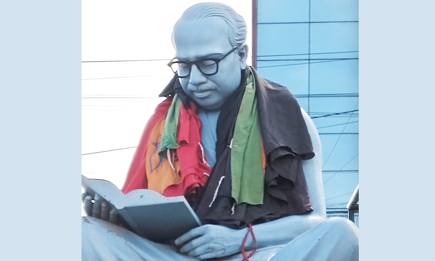 தஞ்சாவூரில் அண்ணா சிலை மீது தி.மு.க-பா.ஜ.க கொடிகளை இணைத்து போடப்பட்டதால் பரபரப்பு