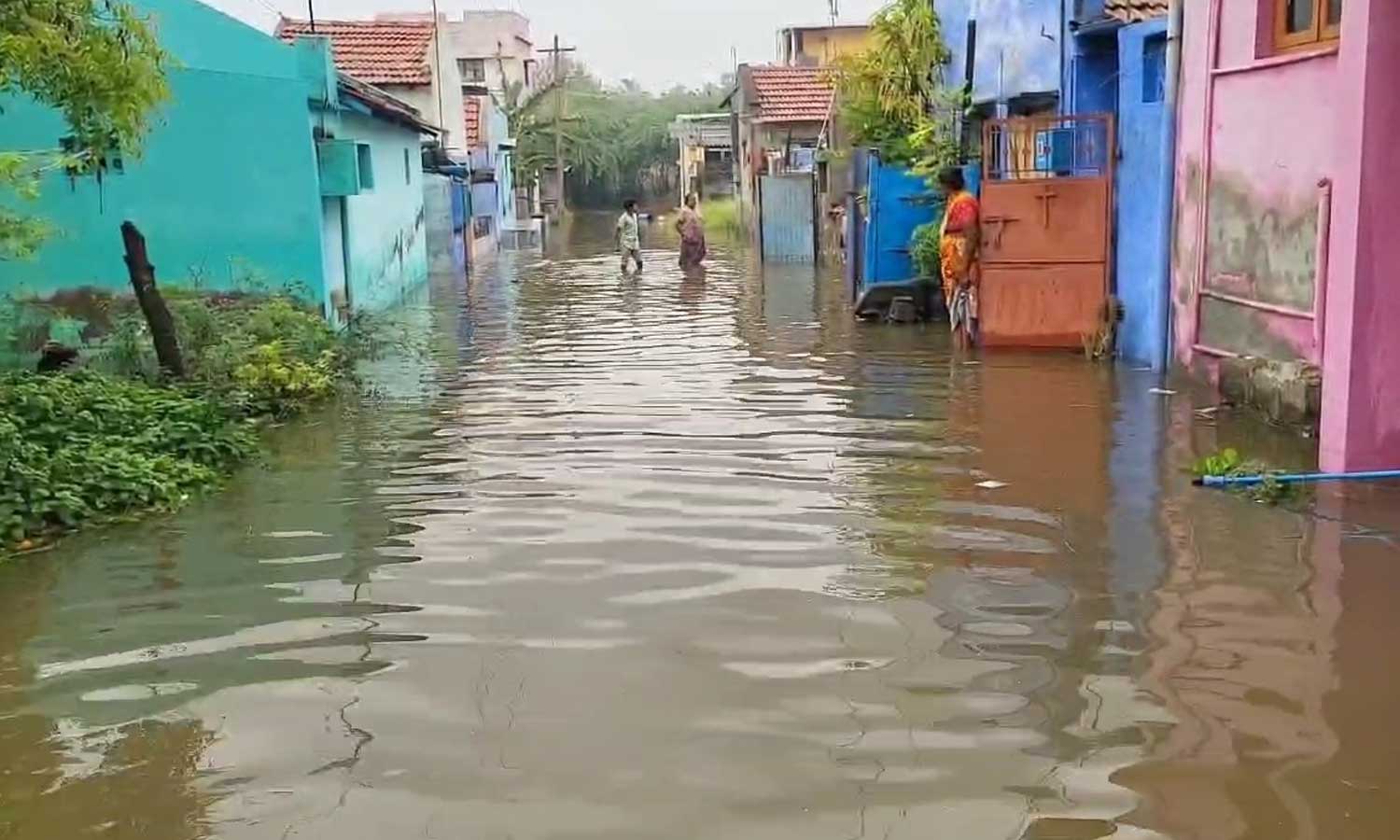 திருப்பூரில் விடிய விடிய கொட்டித்தீர்த்த கனமழை: 100 வீடுகளுக்குள் வெள்ளம் புகுந்தது