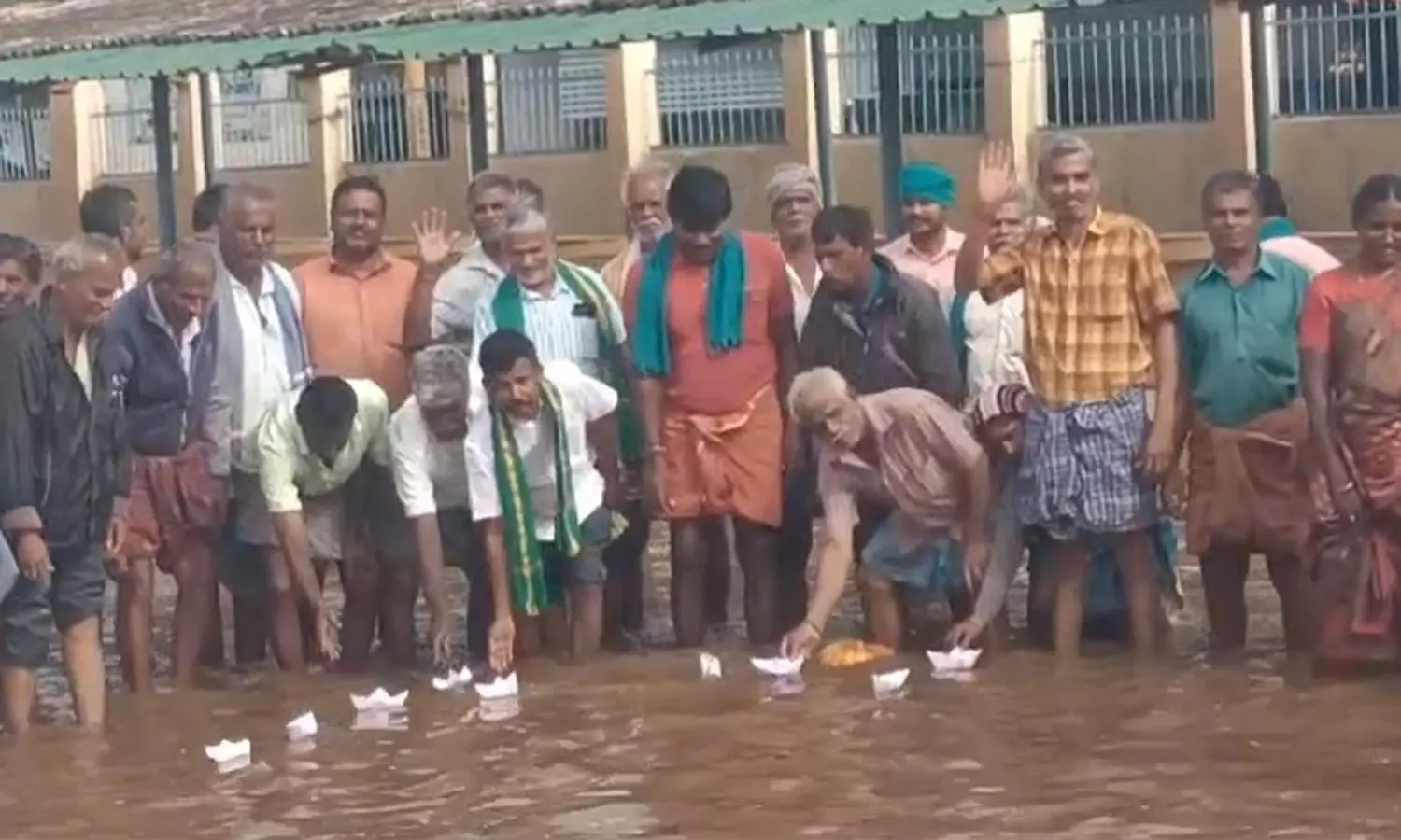 திருப்பூர் தெற்கு உழவர் சந்தையில் தேங்கி கிடந்த மழைநீரில் கப்பல் விட்டு விவசாயிகள் போராட்டம் திருப்பூர் தெற்கு உழவர் சந்தையில் தேங்கி கிடந்த மழைநீரில் கப்பல் விட்டு விவசாயிகள் போராட்டம்
