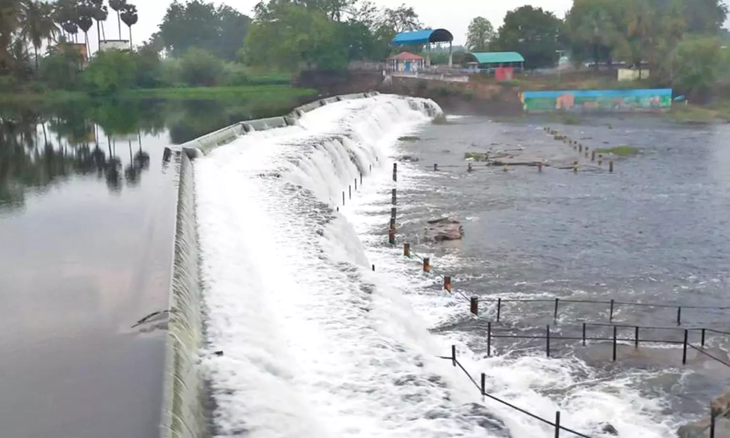 கொடிவேரி தடுப்பணையில் சுற்றுலா பயணிகளுக்கு குளிக்க தடை