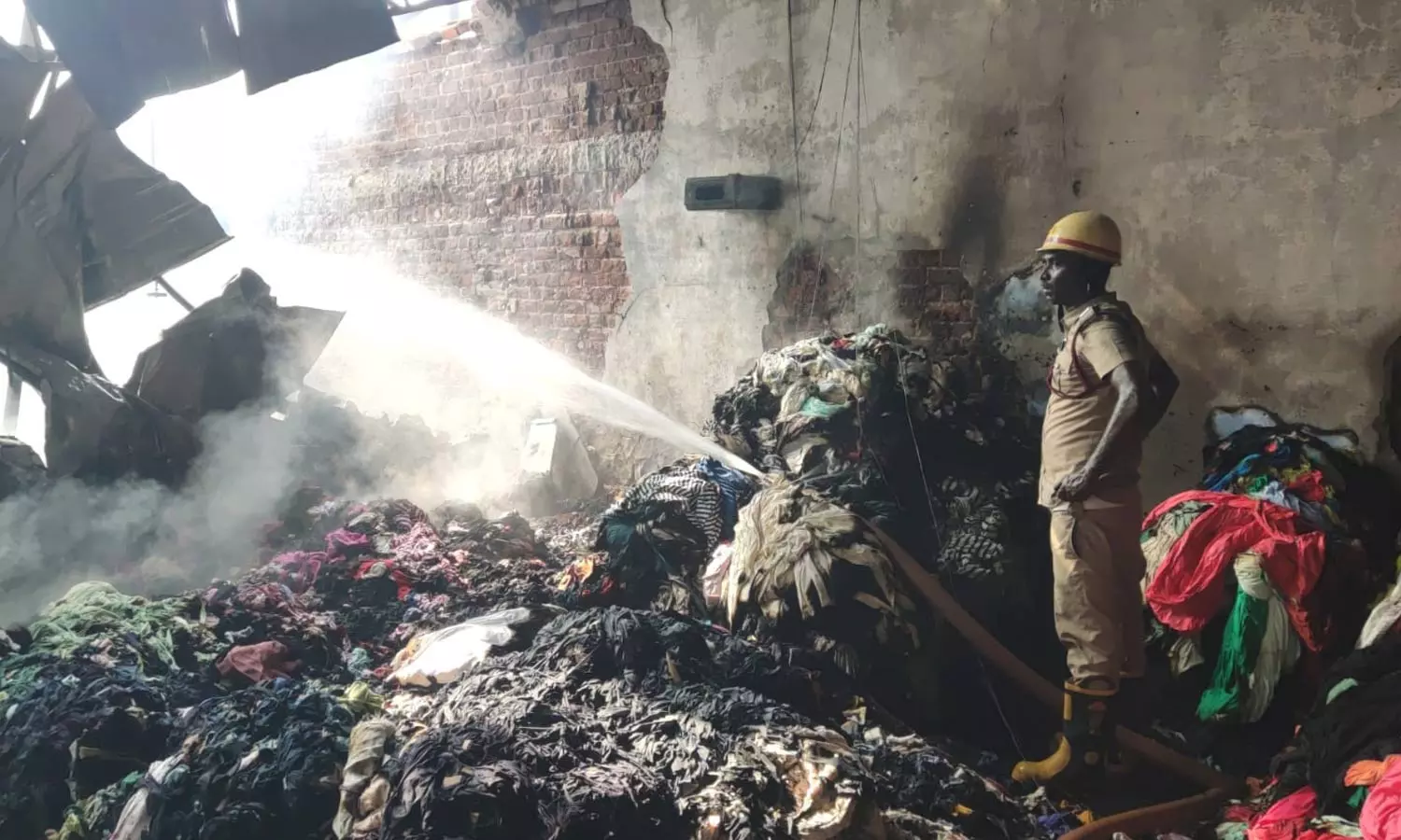 திருப்பூரில் பனியன் நிறுவனங்களில் தீ விபத்து- பல லட்சம் மதிப்புள்ள எந்திரங்கள், துணிகள் எரிந்து சேதம்