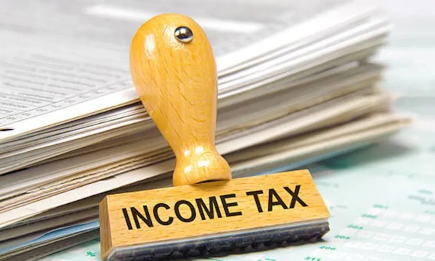 மாதம் ரூ.5000 சம்பாதிக்கும் காவலாளி.. ரூ.2.2 கோடி கேட்டு  நோட்டீஸ்  அனுப்பிய வருமான வரித்துறை!