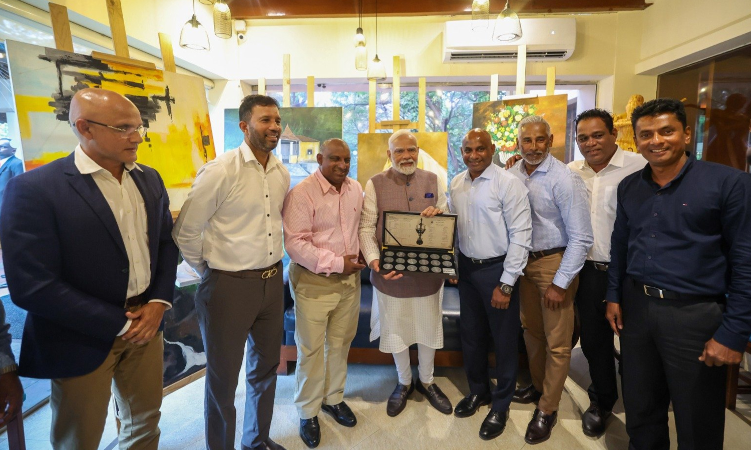 கிரிக்கெட் மூலமான பிணைப்பு..! இலங்கை கிரிக்கெட் ஜாம்பவான்களுடன் பிரதமர் மோடி