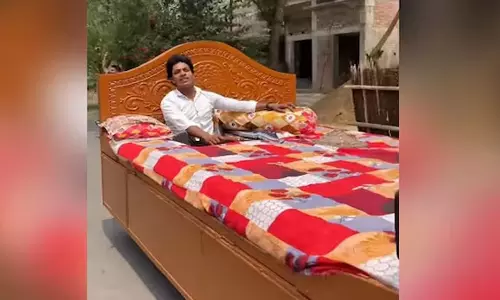 காராக மாறிய கட்டில் மெத்தை - நடுரோட்டில் ஓட்டி அசத்திய வாலிபர் - வைரல் வீடியோ