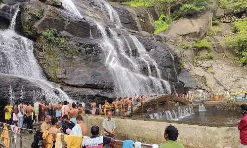 வெள்ளப்பெருக்கு குறைந்ததால் குற்றால அருவிகளில் சுற்றுலா பயணிகள் குளிக்க அனுமதி