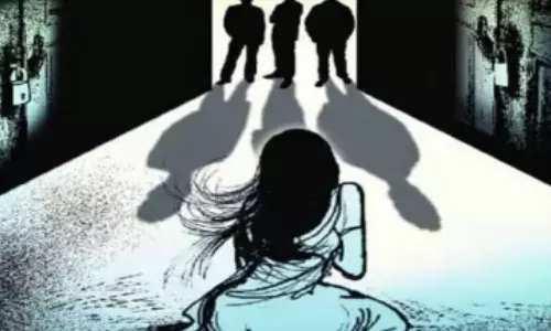 பெண்ணை கூட்டுப் பாலியல் வன்கொடுமை செய்து ரூ.100 கொடுத்தனுப்பிய 8 பேர்.. ரெயில் பயணத்தில் விபரீதம்