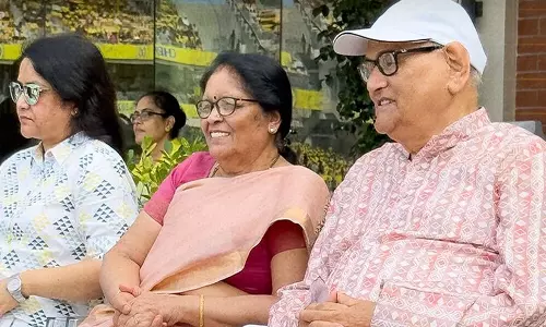 சி.எஸ்.கே- டெல்லி போட்டியை கண்டுகளிக்கும் தோனியின் பெற்றோர்