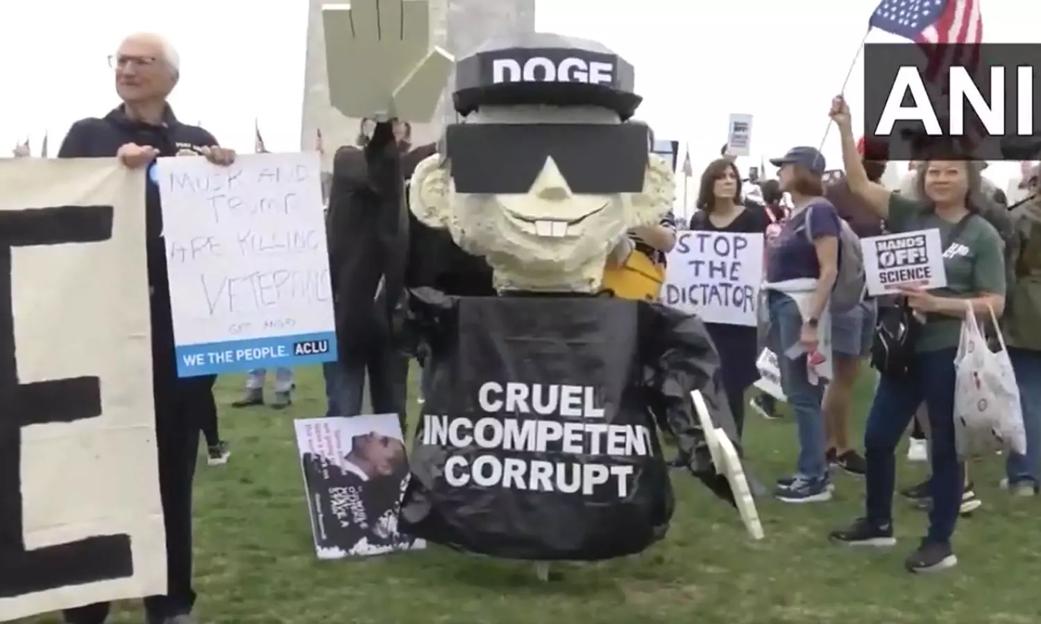 அமெரிக்காவில் எலான் மஸ்க், டிரம்புக்கு எதிராக வெடித்த போராட்டம் அமெரிக்காவில் எலான் மஸ்க், டிரம்புக்கு எதிராக வெடித்த போராட்டம்