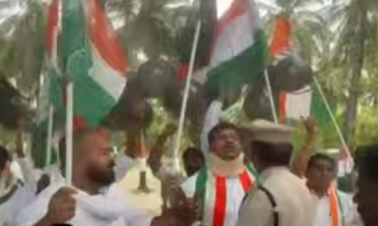 பிரதமர் மோடிக்கு கருப்பு கொடி காட்ட முயற்சி- காங்கிரஸ் கட்சியினர் கைது பிரதமர் மோடிக்கு கருப்பு கொடி காட்ட முயற்சி- காங்கிரஸ் கட்சியினர் கைது