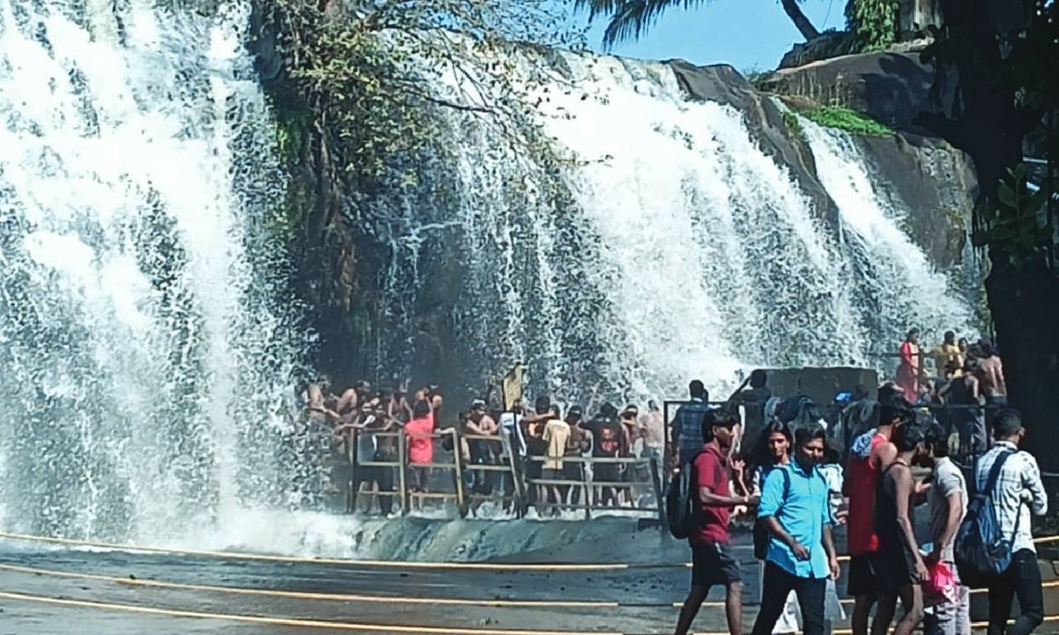 திற்பரப்பு அருவியில் ஆர்ப்பரித்து கொட்டிய தண்ணீர்: சுற்றுலாப் பயணிகள் மகிழ்ச்சி