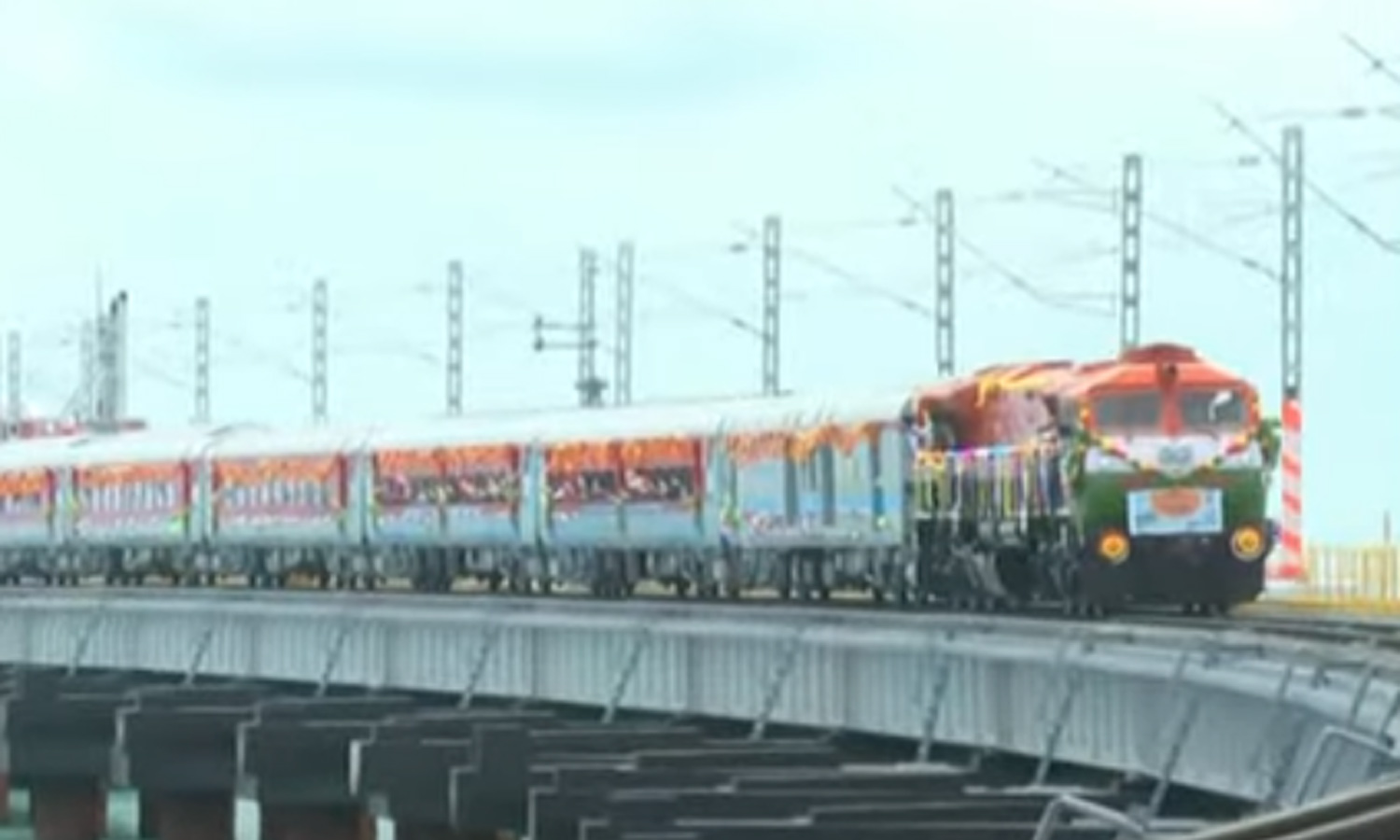 பாம்பன் புதிய ரெயில் பாலத்தை திறந்து வைத்தார் பிரதமர் மோடி