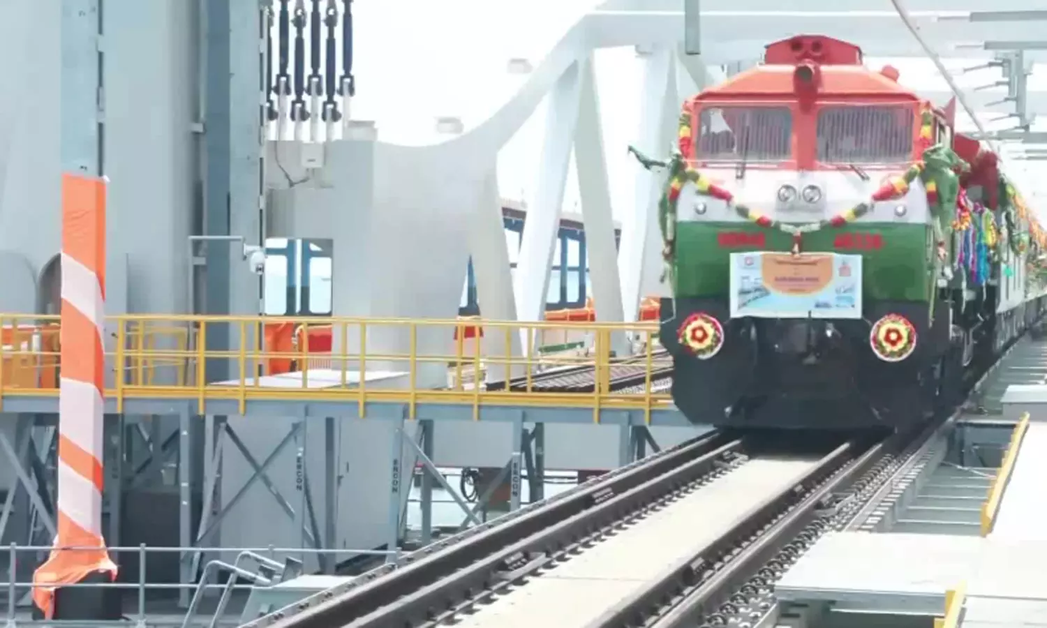 பாம்பனில் இருந்து ரெயில்வே பணியாளர்கள் பள்ளி மாணவ,... ... Tamil News Live: இன்றைய முக்கியச் செய்திகள்- லைவ் அப்டேட்ஸ்