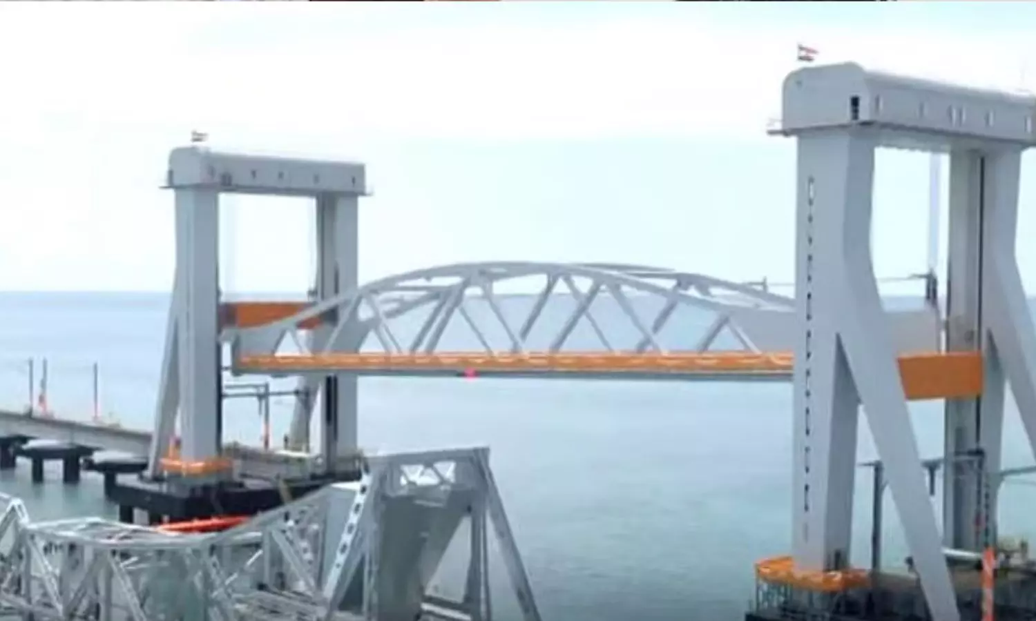 பிரதமர் மோடி திறந்து வைத்த புதிய பாம்பன் ரெயில் பாலத்தில் பழுது!