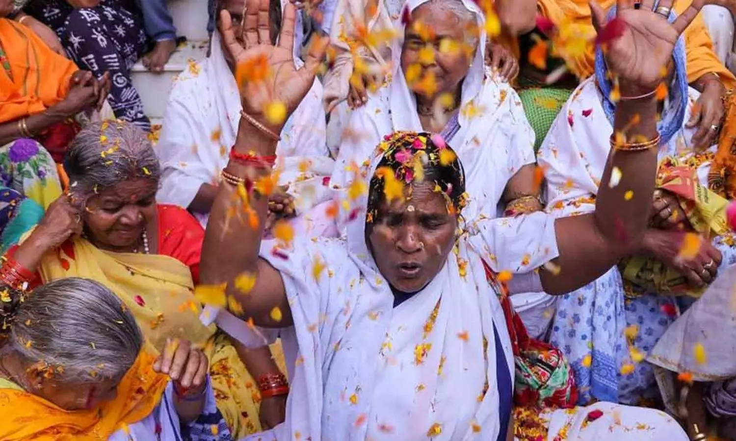 கைம்பெண்கள் ஒடுக்குமுறைக்கு எதிராக 7,683 மகாராஷ்டிர கிராமங்களில் தீர்மானம் - பின்னணி என்ன? கைம்பெண்கள் ஒடுக்குமுறைக்கு எதிராக 7,683 மகாராஷ்டிர கிராமங்களில் தீர்மானம் - பின்னணி என்ன?