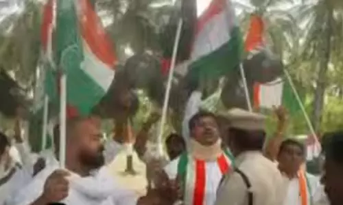 பிரதமர் மோடிக்கு கருப்பு கொடி காட்ட முயற்சி- காங்கிரஸ் கட்சியினர் கைது