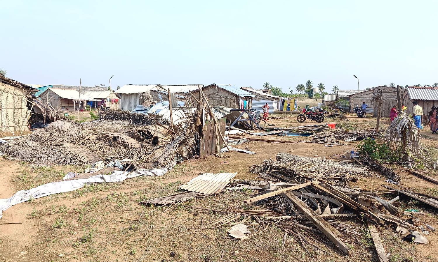 ஈரோட்டில் சூறாவளி காற்றுடன் கனமழை: ஆயிரக்கணக்கான வாழை மரங்கள் முறிந்தது- வீடுகள் இடிந்து சேதம்