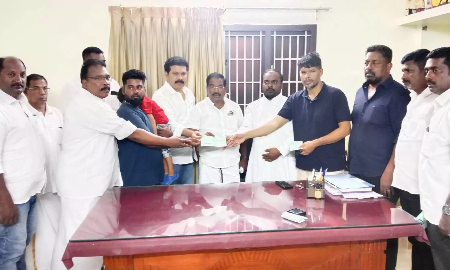 கோவில் திருவிழாவில் மின்சாரம் தாக்கி உயிரிழந்தவர்களின் குடும்பத்திற்கு மாநில மீனவர்கள் சார்பில் நிதி உதவி