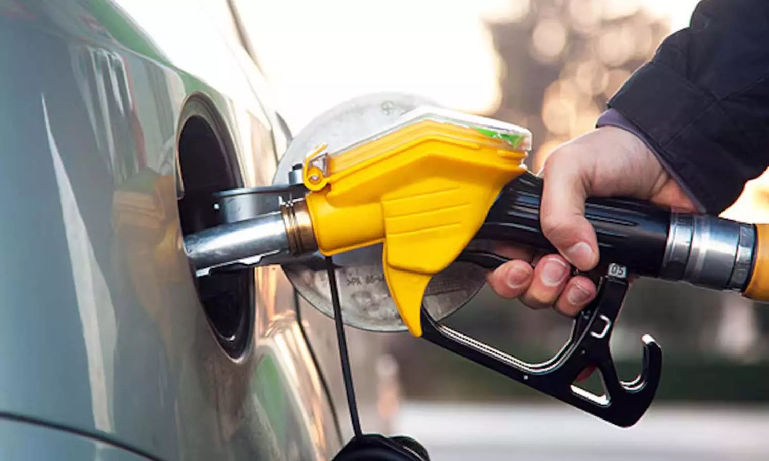 பெட்ரோல், டீசல் மீதான கலால் வரி ரூ.2 உயர்வு- மத்திய அரசு அதிரடி பெட்ரோல், டீசல் மீதான கலால் வரி ரூ.2 உயர்வு- மத்திய அரசு அதிரடி