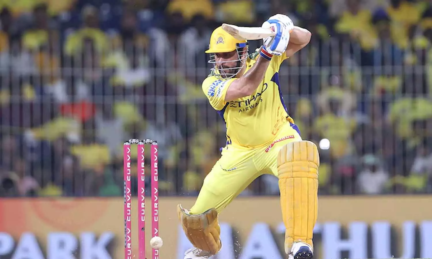 35 வயதிலேயே ஓய்வு பெற்றிருக்க வேண்டும்- தோனியை சரமாரியாக விமர்சித்த முன்னாள் பாகிஸ்தான் வீரர்