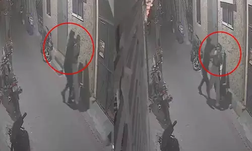 பெங்களூரு: தெருவில் நடந்து சென்ற பெண்ணிடம் அத்துமீறிய ஆசாமி - அதிர்ச்சி வீடியோ