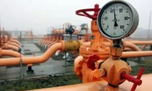 சமையல் கியாஸ் வரி 5 சதவீதமாக குறைப்பு- வீடுகளுக்கு குழாய் மூலம் சப்ளை செய்யும் பணி தீவிரம்