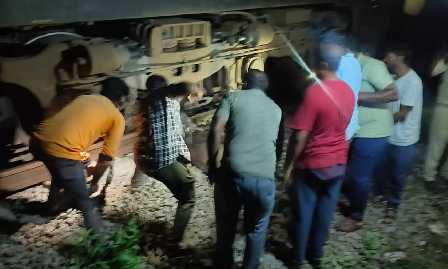 ரெயில் மோதி 6 எருமை மாடுகள் பலி: சக்கரத்தில் சிக்கியதால் நடுவழியில் நிறுத்தம்