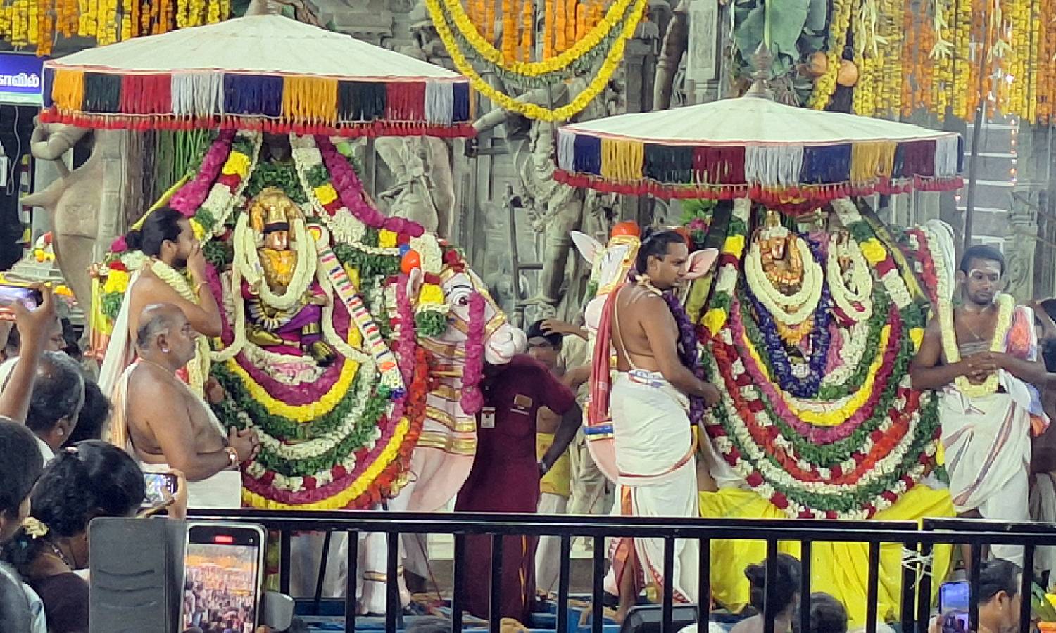 தென்காசி காசி விஸ்வநாதர் திருக்கல்யாண வைபவம்: பல்லாயிரக்கணக்கான பக்தர்கள் குவிந்தனர் தென்காசி காசி விஸ்வநாதர் திருக்கல்யாண வைபவம்: பல்லாயிரக்கணக்கான பக்தர்கள் குவிந்தனர்