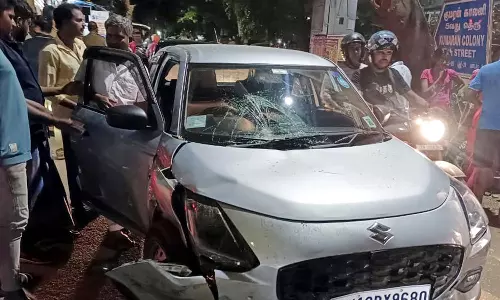 8-ம் வகுப்பு மாணவன் ஓட்டிய கார் தாறுமாறாக ஓடி சாலையோரம் நின்றவரின் மீது மோதியது- 2 பேர் காயம்