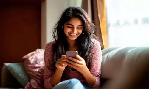 ஸ்மார்ட்போன் பயன்படுத்தும் இளம்பெண்களே உஷார்... ஆய்வில் வெளியான அதிர்ச்சி தகவல்