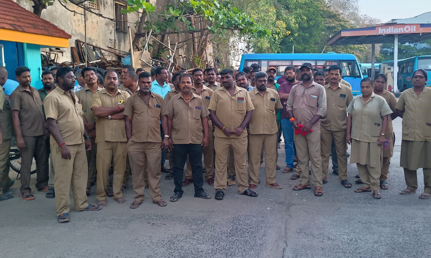 புதுச்சேரியில் ஒப்பந்த ஊழியர்கள் வேலைநிறுத்த போராட்டம்- பயணிகள் அவதி