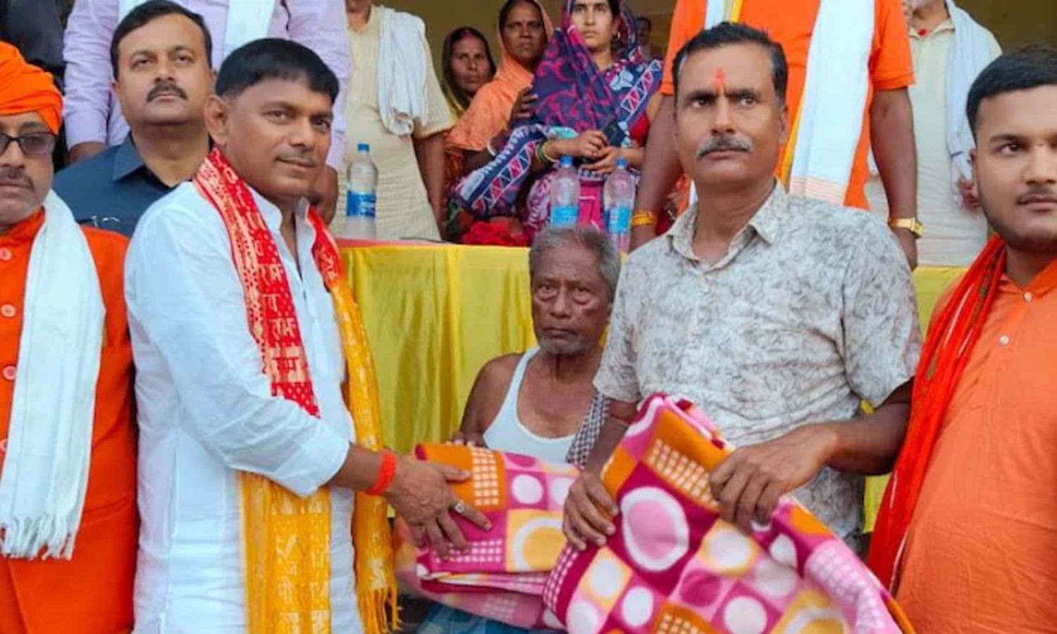 VIDEO: 40 டிகிரியில் கொளுத்தும் வெயில்.. மக்களுக்கு கம்பளிப் போர்வைகள் தந்து பீகார் அமைச்சர் வினோதம்