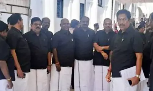 சட்டசபைக்கு 2-வது நாளாக கருப்பு சட்டை அணிந்து வந்த அ.தி.மு.க.வினர்