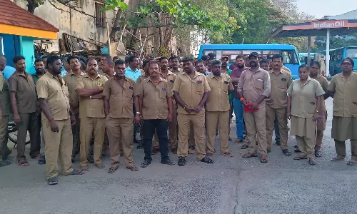 புதுச்சேரியில் ஒப்பந்த ஊழியர்கள் வேலைநிறுத்த போராட்டம்- பயணிகள் அவதி