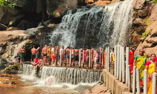 சுட்டெரிக்கும் வெயில்: பஞ்சலிங்க அருவியில் குவியும் சுற்றுலா பயணிகள்