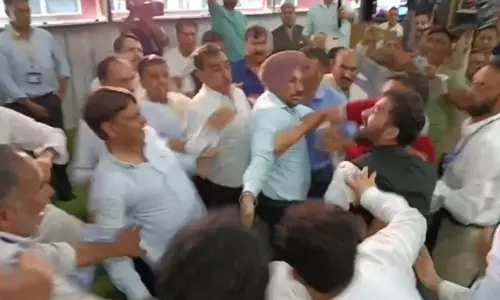 ஜம்மு காஷ்மீர் சட்டமன்றத்தில் ஆம் ஆத்மி எம்எல்ஏவை சரமாரியாக தாக்கிய பாஜக எம்எல்ஏக்கள் - வீடியோ