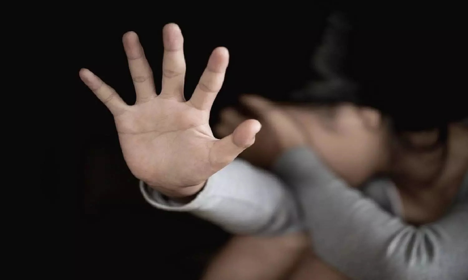 தாயின் ஆண் நண்பரால் பாலியல் வன்கொடுமை: விவாகரத்து வழக்கு விசாரணையில் கோர்ட்டில் அம்பலப்படுத்திய சிறுமி