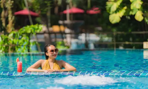 நீச்சல் குளங்களில் நீண்ட நேரம் குளித்தால் கண் தொற்று அபாயம்