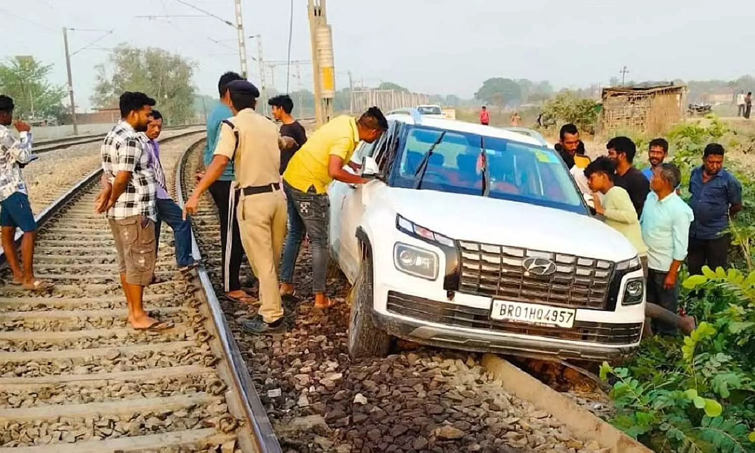 கூகுள் மேப் பார்த்து ஓட்டிய கார் தண்டவாளத்தில் பாய்ந்தது: ரெயில் நடு வழியில் நிறுத்தம்