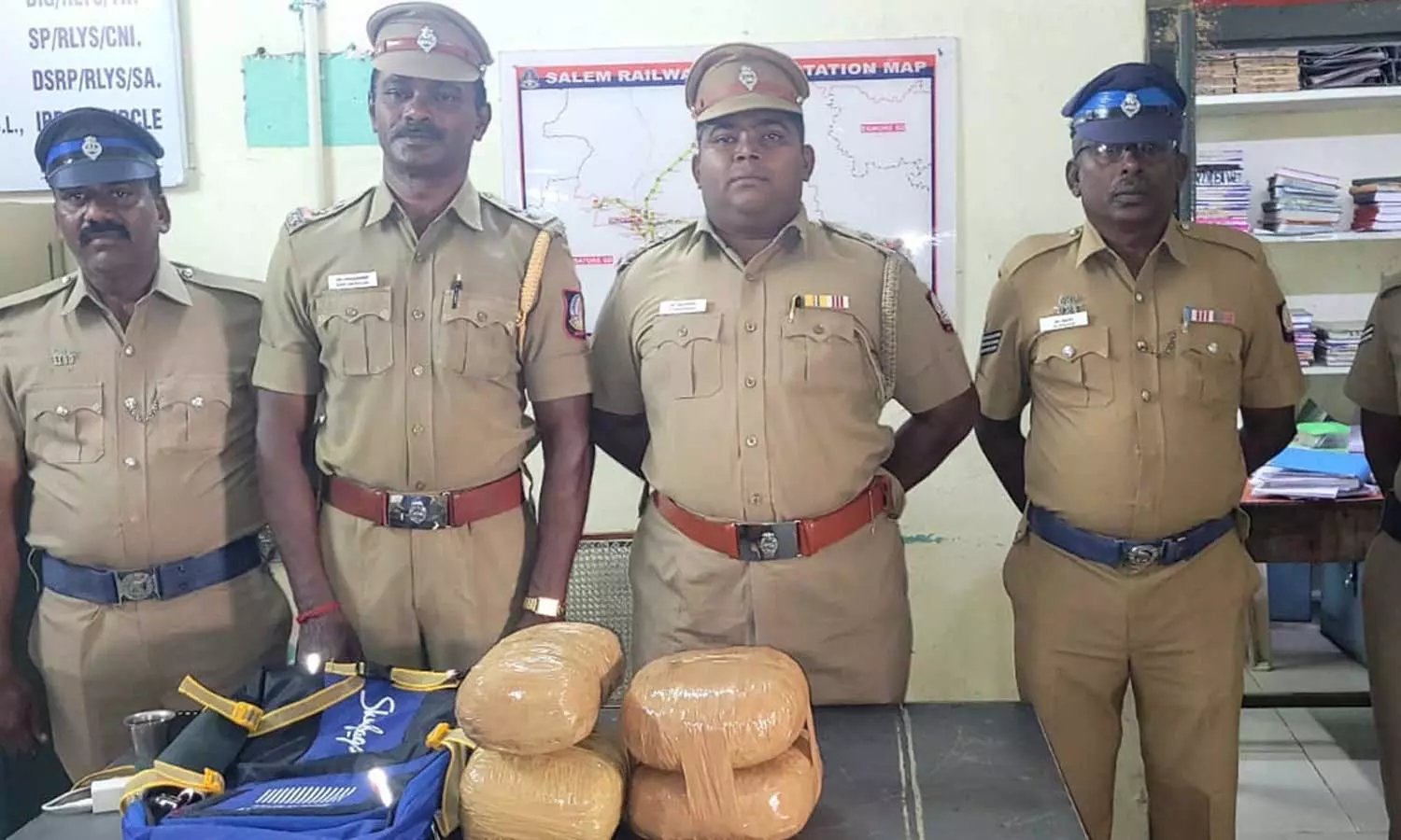 சேலம் வழியாக செல்லும் ரெயிலில் 8 கிலோ கஞ்சா பறிமுதல்