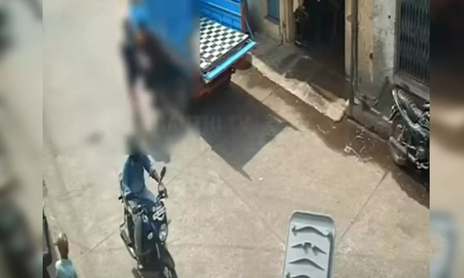 திருச்சி காந்தி மார்க்கெட் பகுதியில் முதியவரை தாக்கி பணம் பறித்த சிறுவர்கள்- 3 பேர் கைது