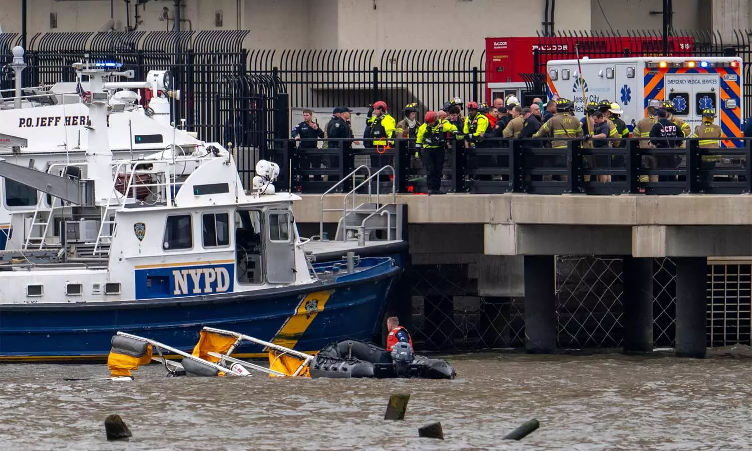 நியூயார்க்கில் சோகம்: ஹட்சன் நதியில் ஹெலிகாப்டர் விழுந்து 6 பேர் பலி