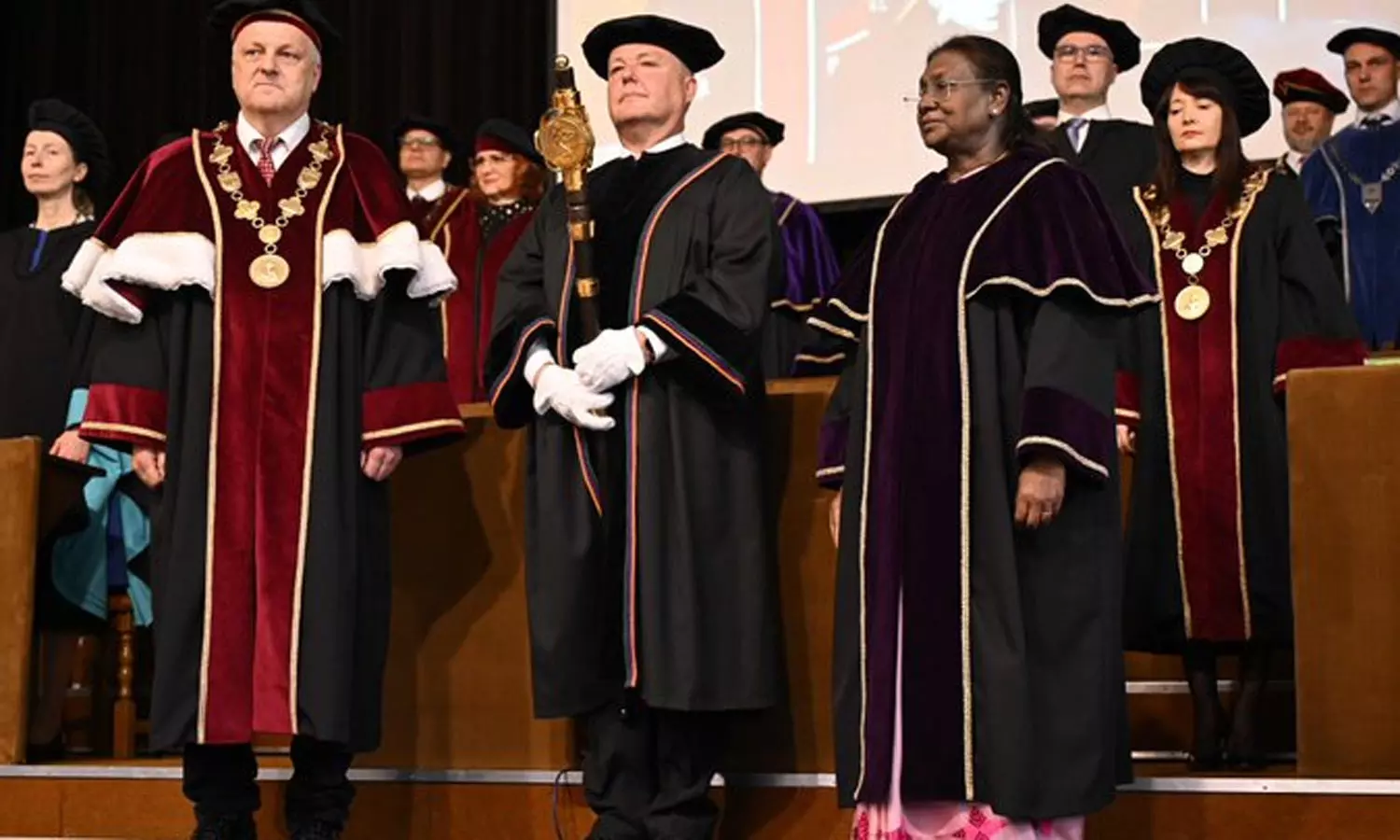 ஜனாதிபதி திரவுபதி முர்முவுக்கு டாக்டர் பட்டம்: சுலோவாகியா பல்கலைக்கழகம் வழங்கியது